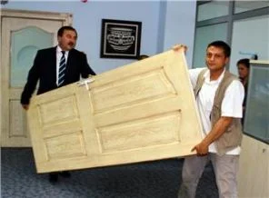 Makam odası kapısını çıkartıp attı