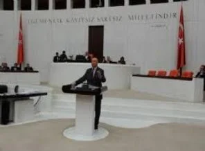 Meclis kürsüsünde birden çorap çıkardı