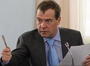 Medvedev kuvvet komutanını görevden aldı