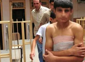 Molotof atarken yanan çocuğa polis şefkati