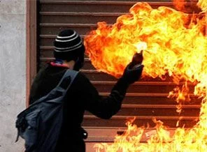 Molotof bombası artık atanı da yakacak!