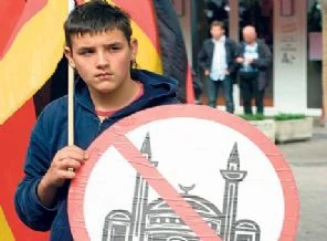 Müslümanlar uydukça, Avrupalılar sağa kayıyor