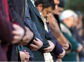 Namaz kılan işten atılıyor!