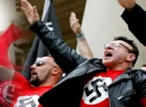 Neonaziler yine camiye saldırdı
