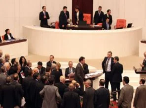 O yasa kavga dövüş meclisten geçti