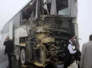 Öğrencileri taşıyan 3 otobüs kaza yaptı