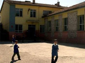 'Öğrencinin boynuna not asan' öğretmenin görevine son