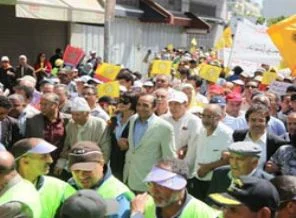 Onbinler AKP'i protesto etti