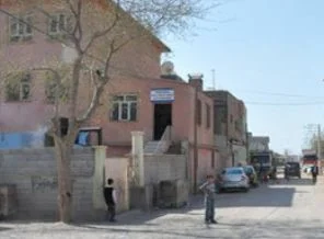 Ortasından yol geçen okul