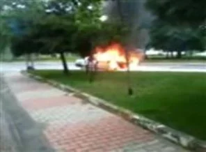 Otomobil yol ortasında yandı