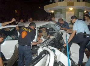 Otomobilde sıkışan ceset 1 saatte çıkarıldı