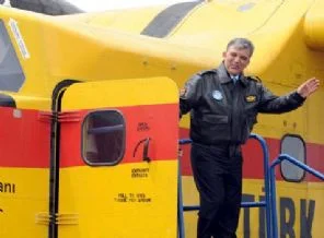 Pilot ceketiyle üniversite açılışı