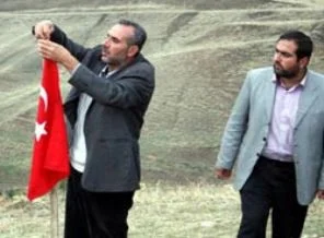 PKK'lı oğlunun mezarına türk bayrağı astı