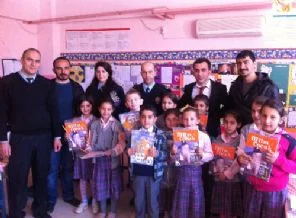 Polis kitap ve kırtasiye malzemesi dağıttı