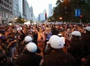 Protestocular, NATO zirvesine damgasını vurdu