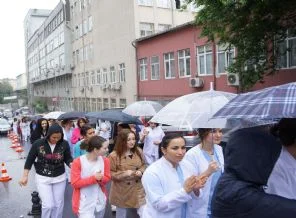 Sağlıkçılar, 2 saatliğine iş bıraktı