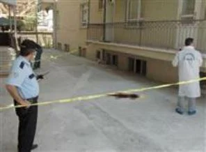 Sigara içmek için çıktığı balkondan düştü