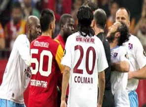 Soyunma odasında kapıştılar