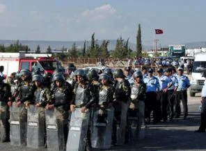 Suriyelilerle Türk polisi arasında arbede