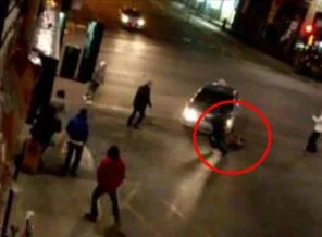 Taksi şoförü müşterisini ezdi! VİDEO