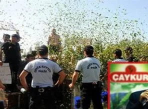 Tarım Bakanı'na çay attılar!