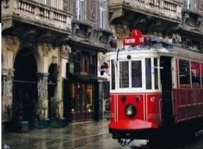 Tramvay rayı ayak kırdı