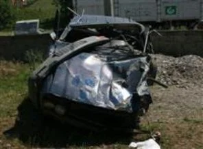 Trenin çarptığı otomobilden sağ çıktı