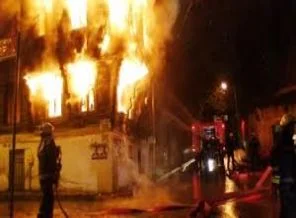 Üsküdar'da 2 katlı ahşap bina yandı