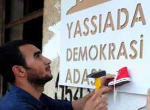 Yassıda'ya 'Demokrasi Adası' yazılı tabela