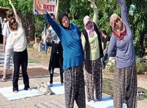 Yoga yaparak protesto etti