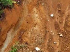 Yükseklerden düşen kayalar korkutuyor