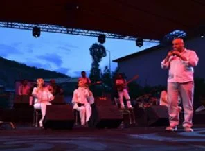 4 dilde konser büyüledi