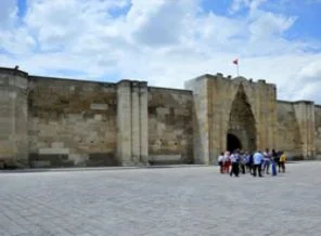 8 asırdır yolcu ağırlıyor