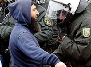 Almanya'da Müslümanlara operasyon
