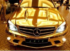 Altın kaplama otomobilini internette satışa çıkardı