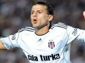 Bobo imzayı atıyor