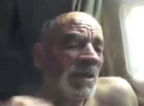 Esed askerlerinin bir yaşlıya yaptıkları