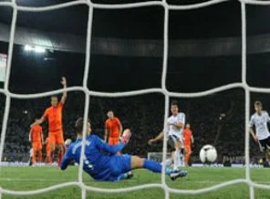 Gomez'in golleri Hollanda'yı ateşe attı