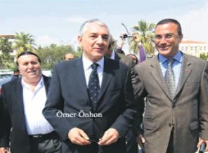 İnsanlar ölülerini evlerin bahçelerine gömüyorlar