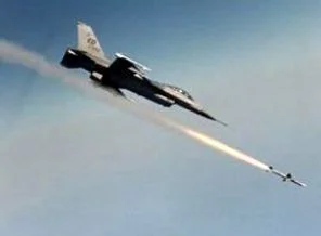İsrail Gazze'yi bombaladı: İki Filistinli yaralı