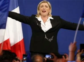 Le Pen merkez sağa diz çöktürdü