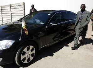 Mugabe konvoyu ezdi, geçti