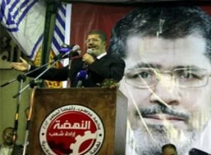 Mursi Tahrir'le buluştu