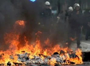 Neonazilere karşı 10 bin kişi yürüdü