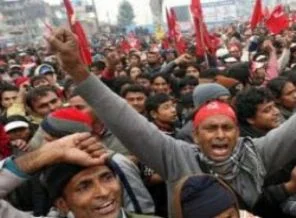 Nepal'de halk sokakta