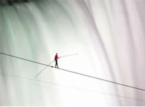 Niagara üstünde ABD'den Kanada'ya yürüdü