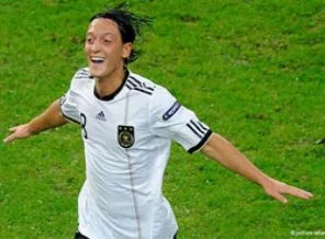 Özil'e ırkçı tweet