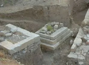 Parion kazılarında çocuk lahdi bulundu