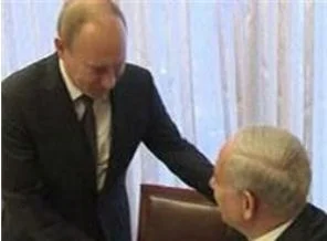Putin'i oturarak karşıladı!