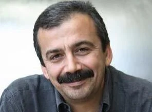 Sırrı Süreyya yetimliği nasıl anlattı?
